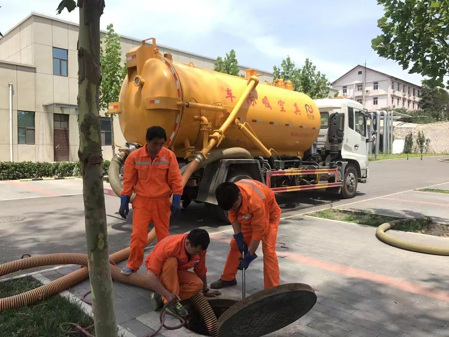 托里管道疏通车停在窨井附近