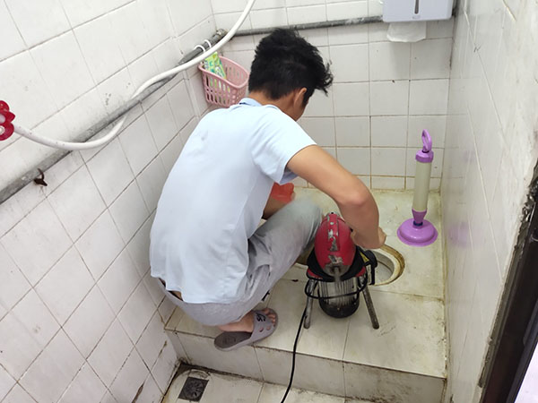 托里肥皂掉到马桶里把马桶堵住了怎么办？马桶堵住了怎么办