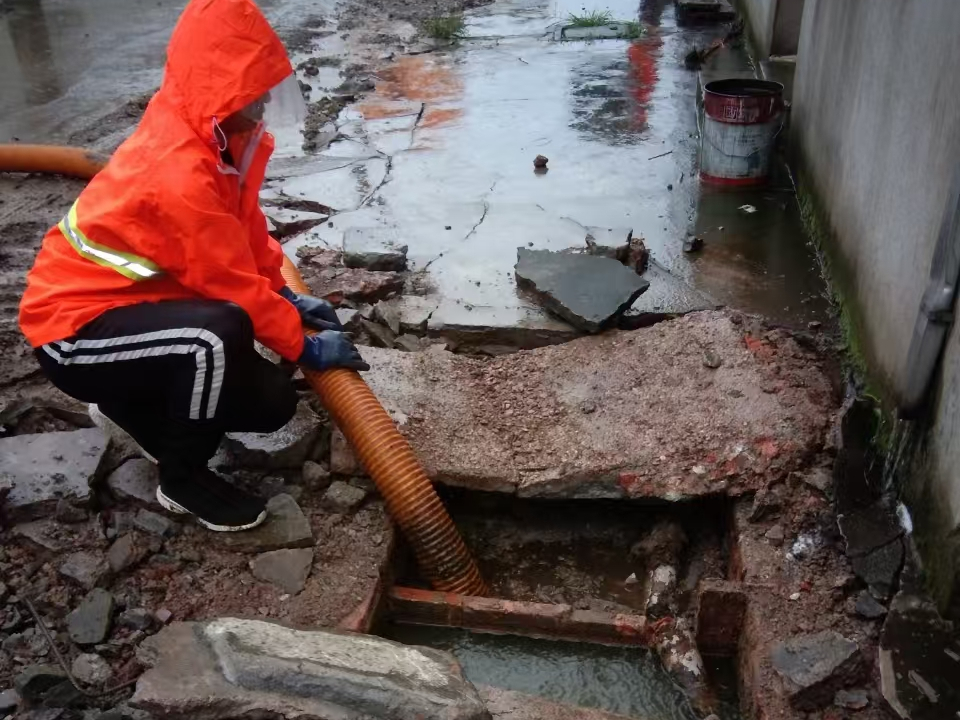 托里专业清理污水池 炜誉市政以规范流程守护城市 “肠道”