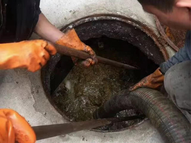 托里清理化粪池时如何避免沼气的危害?